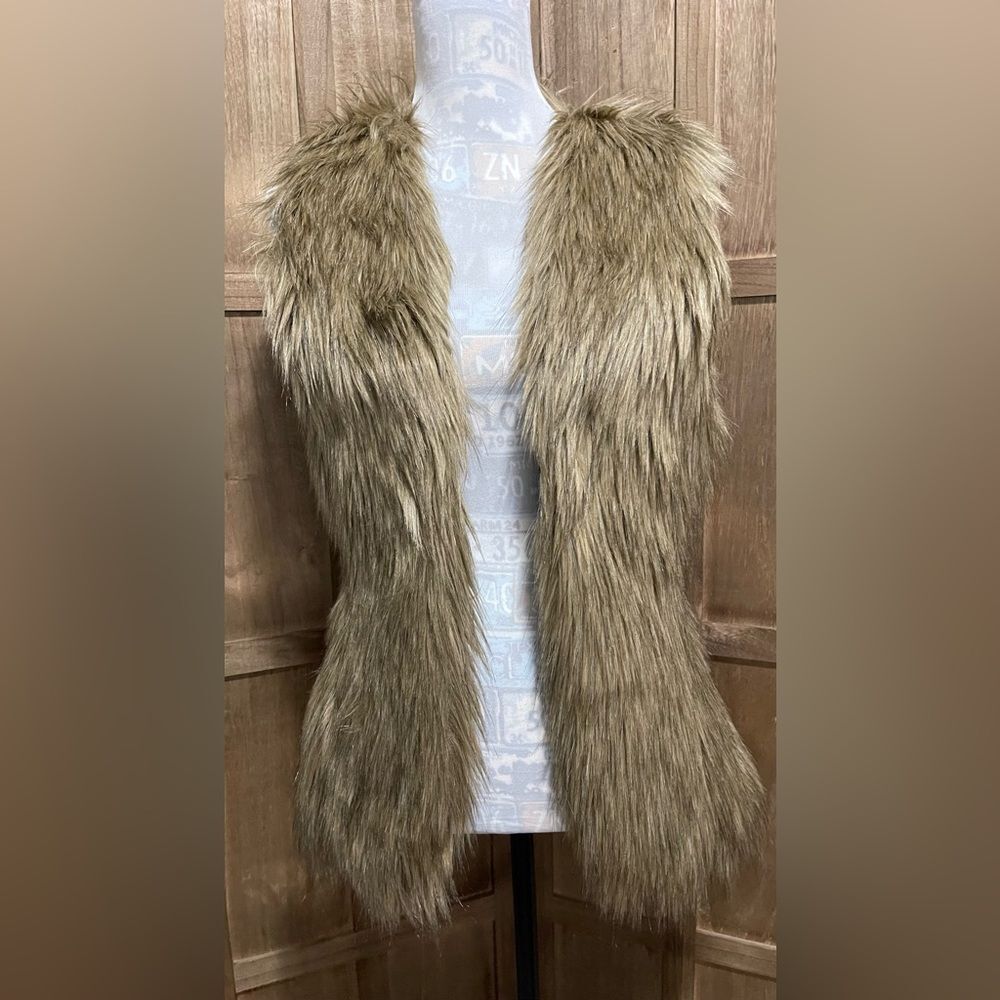 Donna Salyers’ FABULOUS FURS (100% faux).
